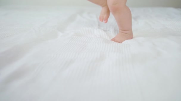 귀여운 아기 집에서 그녀의 침대에서 재생 — 비디오