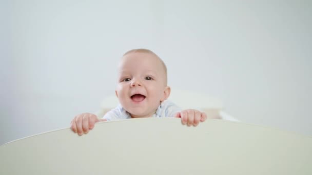 Aranyos baba játék lány gyermekágy otthon — Stock videók