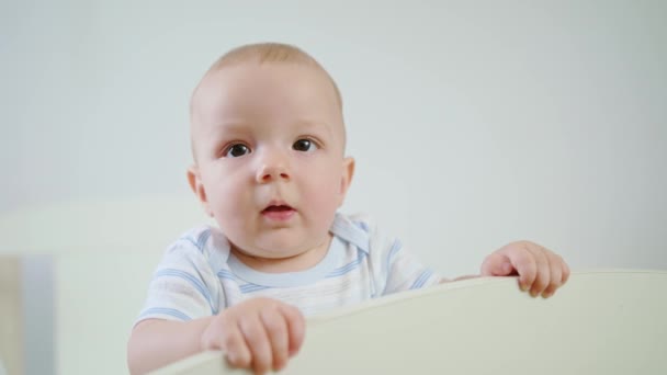 Lindo bebé jugando en su cuna en casa — Vídeos de Stock