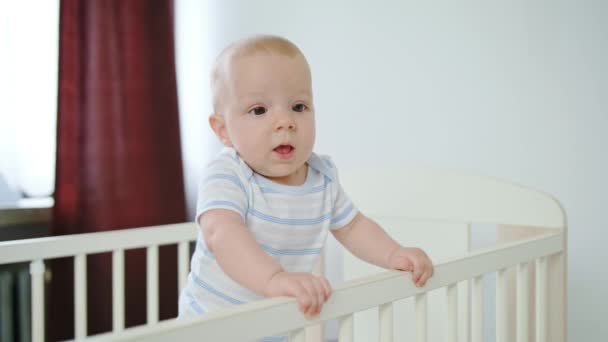 Lindo bebé jugando en su cuna en casa — Vídeos de Stock