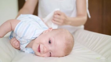 Kundak bebek için evde değiştirme