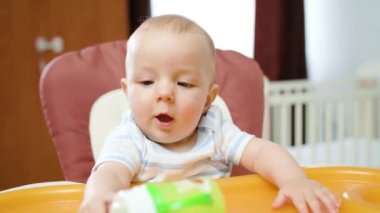 Şirin bebek koltuğu evde oynarken