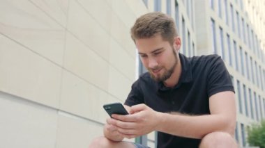 Kasabada bir telefonu kullanarak sakallı