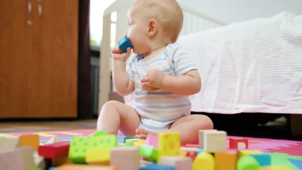 Niedliches Baby Das Hause Auf Dem Boden Spielt Nahaufnahme — Stockvideo