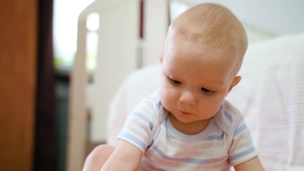 家の床で遊ぶかわいい赤ちゃん — ストック動画