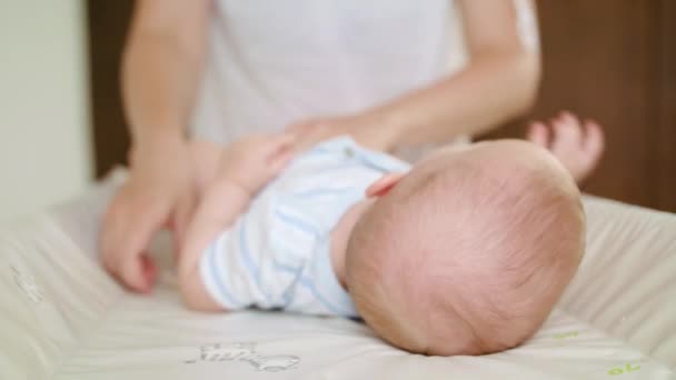 Changer les langes pour le bébé à la maison — Video