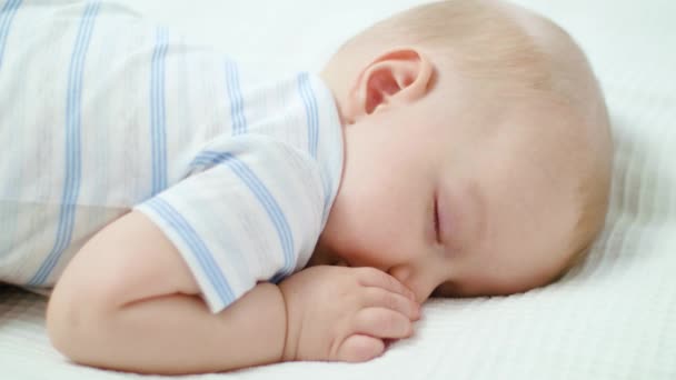Niedliches Baby schläft zu Hause auf dem Bett — Stockvideo