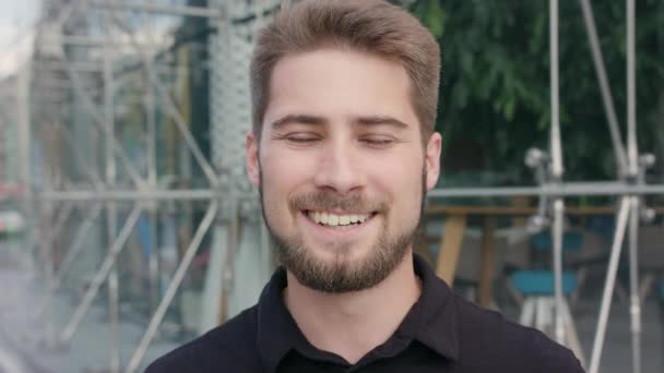 Feliz hombre sonriente con barba en la ciudad — Vídeo de stock