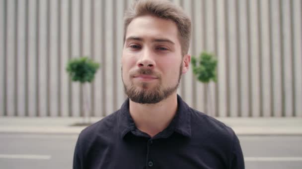 Homem sorridente feliz com barba na cidade — Vídeo de Stock