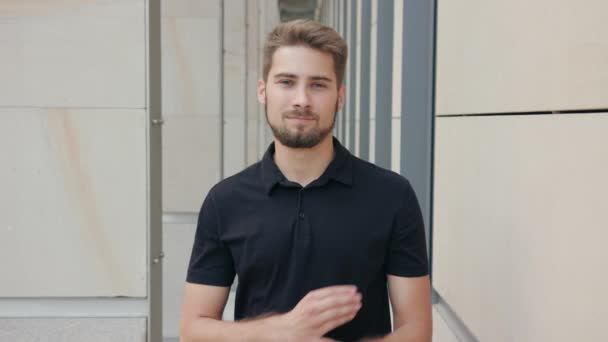 Glücklich lächelnder Mann mit Bart in der Stadt — Stockvideo