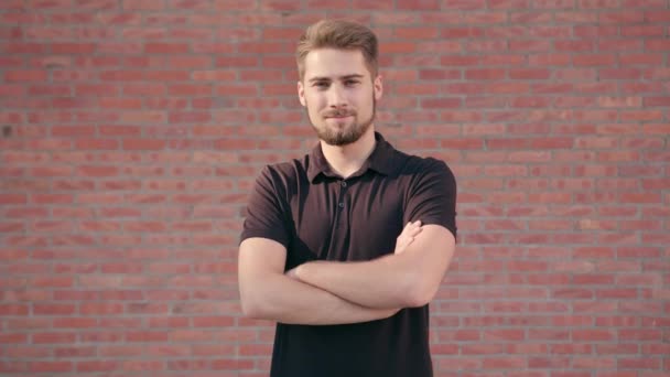 Boldog mosolygó ember, szakáll ellen egy téglafal — Stock videók