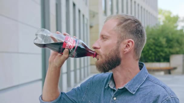 Człowieka z brodą, picie Cola w mieście — Wideo stockowe