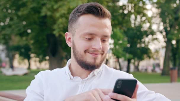 Joven usando un teléfono en la ciudad — Vídeos de Stock