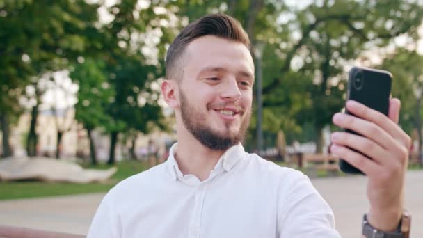 Joven usando un teléfono en la ciudad — Vídeo de stock