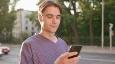Kasabada bir telefon kullanan genç adam