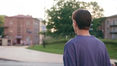 Genç adam karşıdan karşıya geçerken