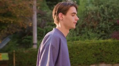 Yürüyüş ve şehirde bir telefonu kullanarak genç adam