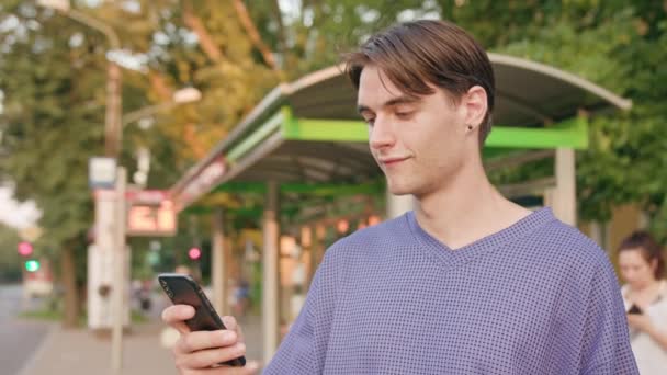 Joven usando un teléfono en la ciudad — Vídeos de Stock