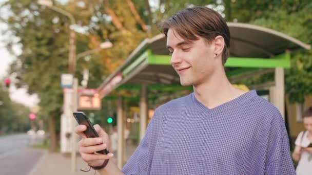 Jonge Man met behulp van een telefoon in de stad — Stockvideo