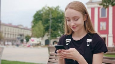 Genç Redhead kasabada bir telefonu kullanarak Lady