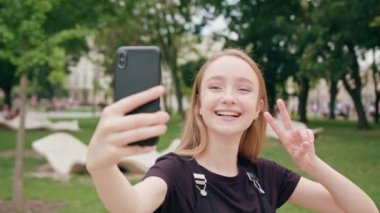 Genç Kızıl saçlı Bayan yapımı bir Selfie Town