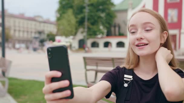 Jovem ruiva fazendo uma selfie na cidade — Vídeo de Stock