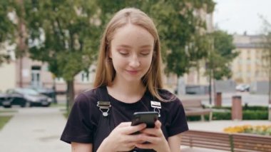 Genç Redhead kasabada bir telefonu kullanarak Lady