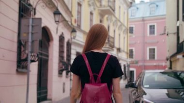 Genç Redhead şehirde yürüyüş Lady