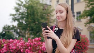 Genç Redhead kasabada bir telefonu kullanarak Lady