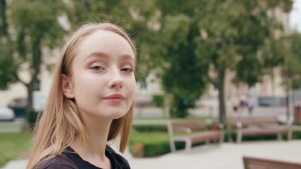 Fiatal vörös hajú hölgy mosolyogva a városban — Stock videók