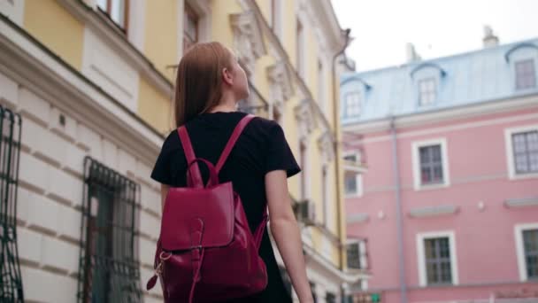 Jovem ruiva senhora andando na cidade — Vídeo de Stock