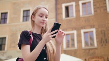 Genç Redhead kasabada bir telefonu kullanarak Lady