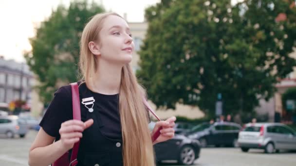 Jonge roodharige dame lopen in de stad — Stockvideo