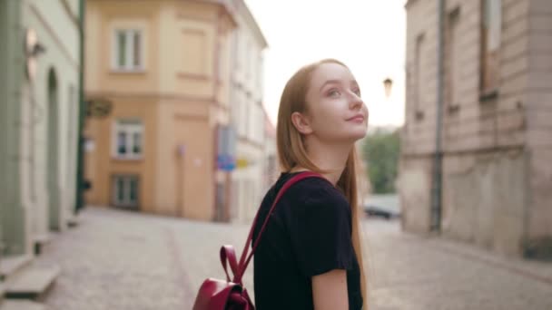 Νεαρή κοκκινομάλλα κοπέλα περπάτημα στην πόλη — Αρχείο Βίντεο
