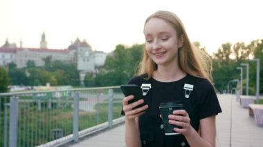 Genç Redhead kasabada bir telefonu kullanarak Lady