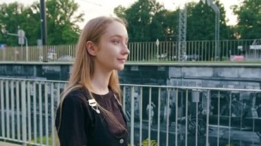 Genç Redhead kasabada bir telefonu kullanarak Lady