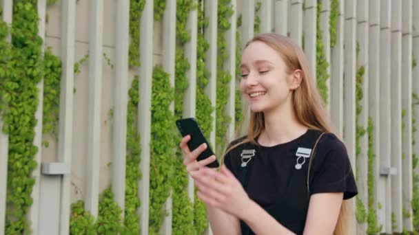 Genç Redhead kasabada bir telefonu kullanarak Lady — Stok video