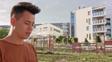 Yürüyüş ve şehirde bir telefonu kullanarak genç adam