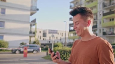 Yürüyüş ve şehirde bir telefonu kullanarak genç adam