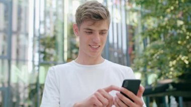 Kasabada bir telefon kullanan genç adam
