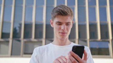 Kasabada bir telefon kullanan genç adam