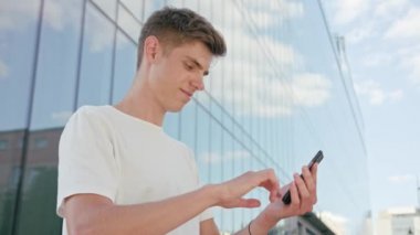 Kasabada bir telefon kullanan genç adam