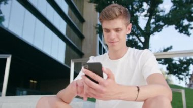 Kasabada bir telefon kullanan genç adam