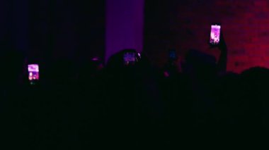 İnsanlar onların akıllı telefonlar holding