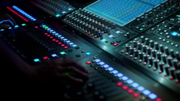Soundman trabajando en la consola de mezcla — Vídeo de stock
