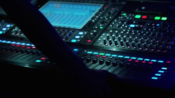 Soundman trabajando en la consola de mezcla — Vídeo de stock