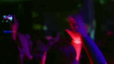 Konserde kaldırdı eller