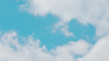 Beyaz bulutlu mavi gökyüzü