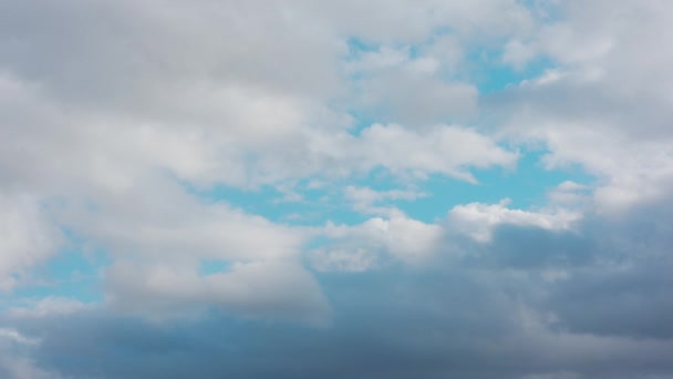 Ciel bleu avec des nuages blancs — Video