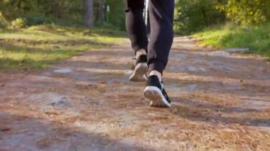 Ormanda çalışan ayak genç adamın